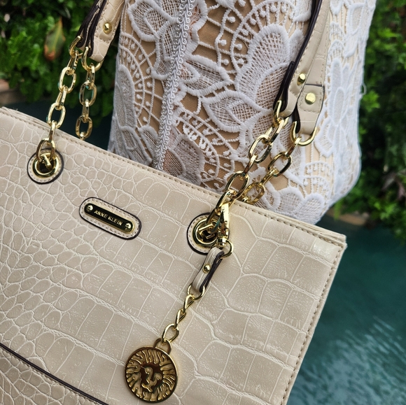 Anne Klein Cream and Gold hardware Faux Alligator Shoulder bag in EUC! - Picture 7 of 15